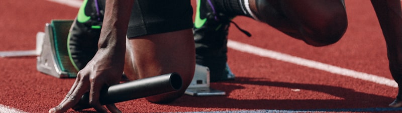 足球戰(zhàn)術(shù)分析視頻 - 教練在戰(zhàn)術(shù)板前講解